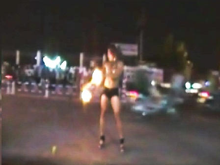 Múa lửa sexy giữa phố mưu sinh